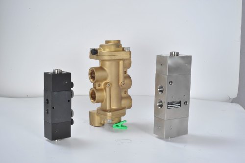 16 Bar 5 Way Air Operated Valve