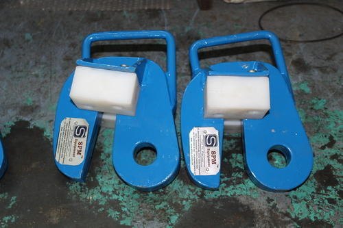 Blue Mild Steel Lifting Hook, Size/Capacity: 1 - 15 Ton