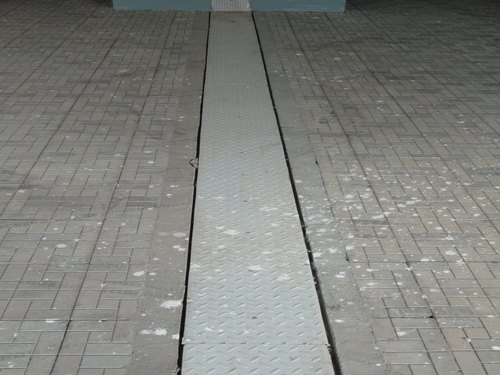 ARCHITECTURAL EXPANSION JOINT IN PODIUM