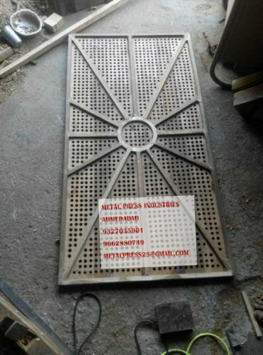Metal Press Round Stainless Steel Industrial Perforated Trays, Sheet Thickness: 2 Inch, Size: 6 X 4 Ft